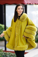 PONCHO DE CASHMERE DE PIEL DE ZORRO MOSTAZA