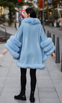 PONCHO DE CASHMERE DE PELO DE ZORRO EN AZUL CIELO