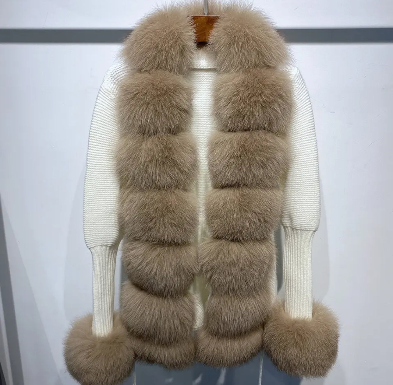 FOX FUR CASHMERE/KNIT SHORT CARDIGAN IN WHITE/CAMEL