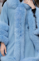PONCHO DE CASHMERE DE PELO DE ZORRO EN AZUL CIELO