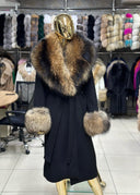ABRIGO DE CASHMERE DE PIEL DE MAPACHE